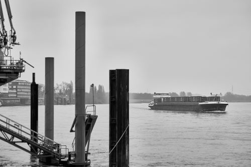 CMA Duricha auf dem Rhein bei Uerdingen (2020, Minolta MD Tele Rokkor 100mm 1:2.5)